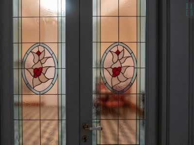 ...divisi da porte con vetrate colorate, destinati agli incontri comunitari e alle attivit� delle suore 